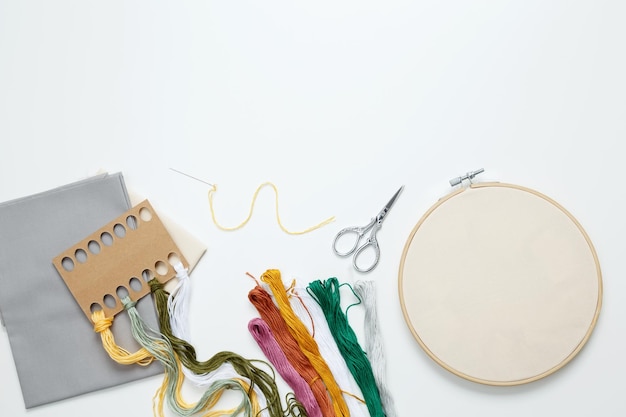 Zestawy do wyszywania ułożone na stole