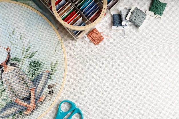 Zestawy materiałów do wyszywania na drewnianej powierzchni